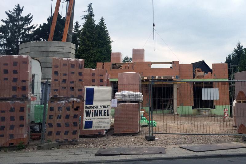 Die Maurer sind bei bestem Wetter schon im Obergeschoss t&auml;tig