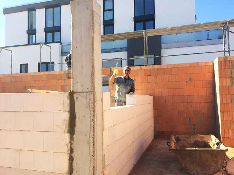 In Egelsbach wird im Erdgeschoss schon flei&szlig;ig gemauert