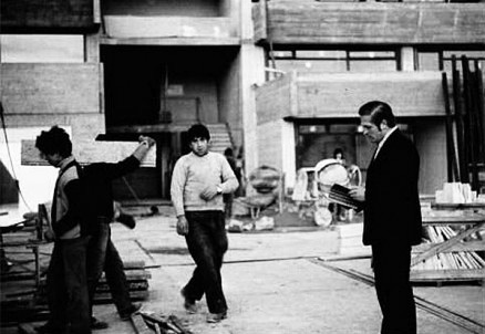 Friedrich Winkel und Mitarbeiter beim Bau des Terrassenhauses 'Semirames', Gei&szlig;berg, in Dreieichenhain